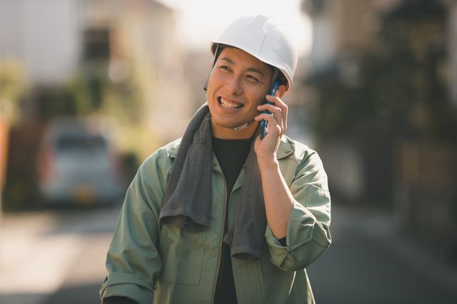 電話で相談する職人