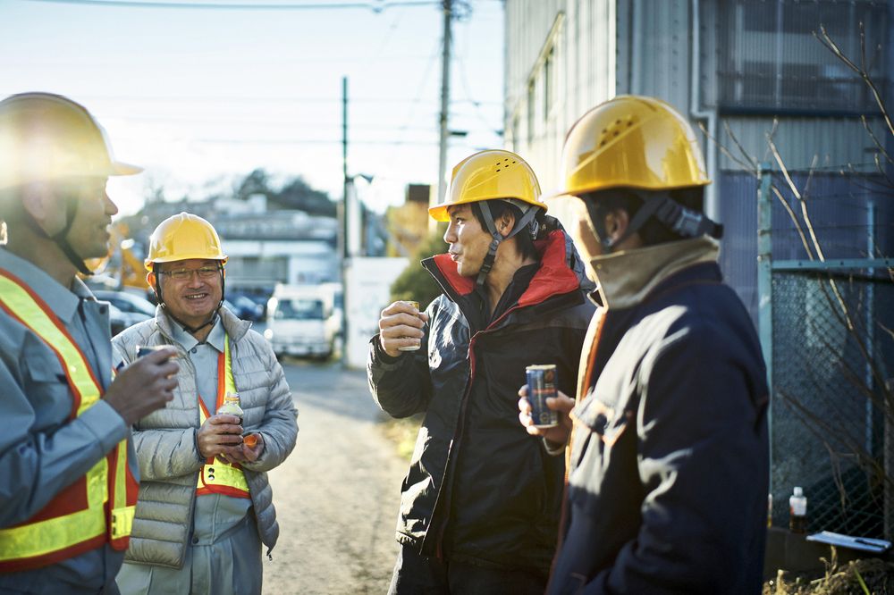 現場で談笑する職人たち