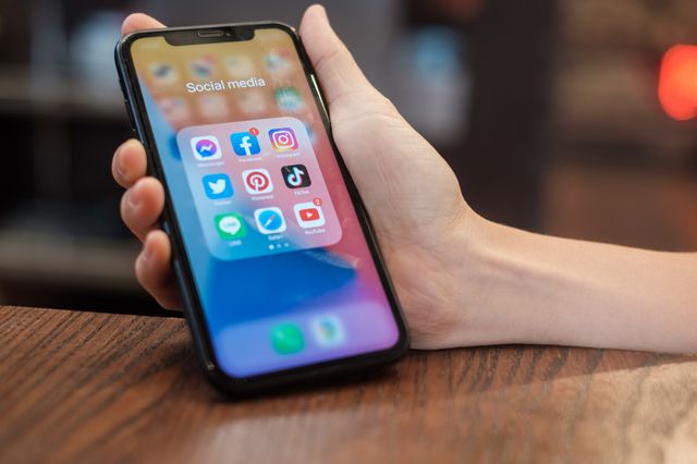 SNSアプリが並んだスマートフォン